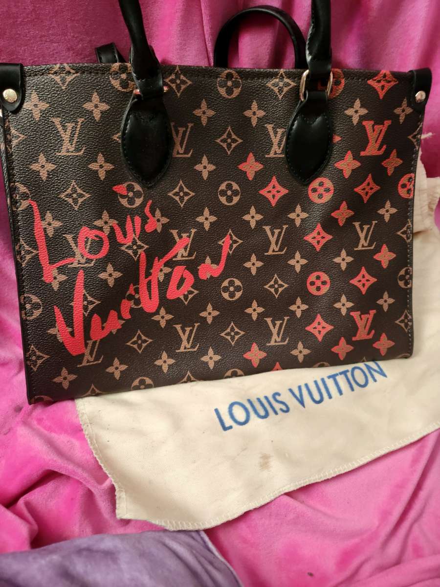 Louis Vuitton LTD love on the go Mm