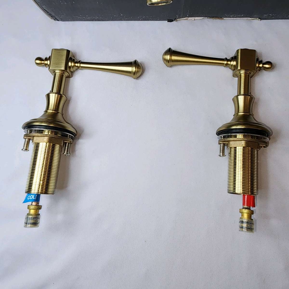 8 IN WIDESPREAD DOUBLE HANDLE 3 HOLE BATHROOM FAUCET