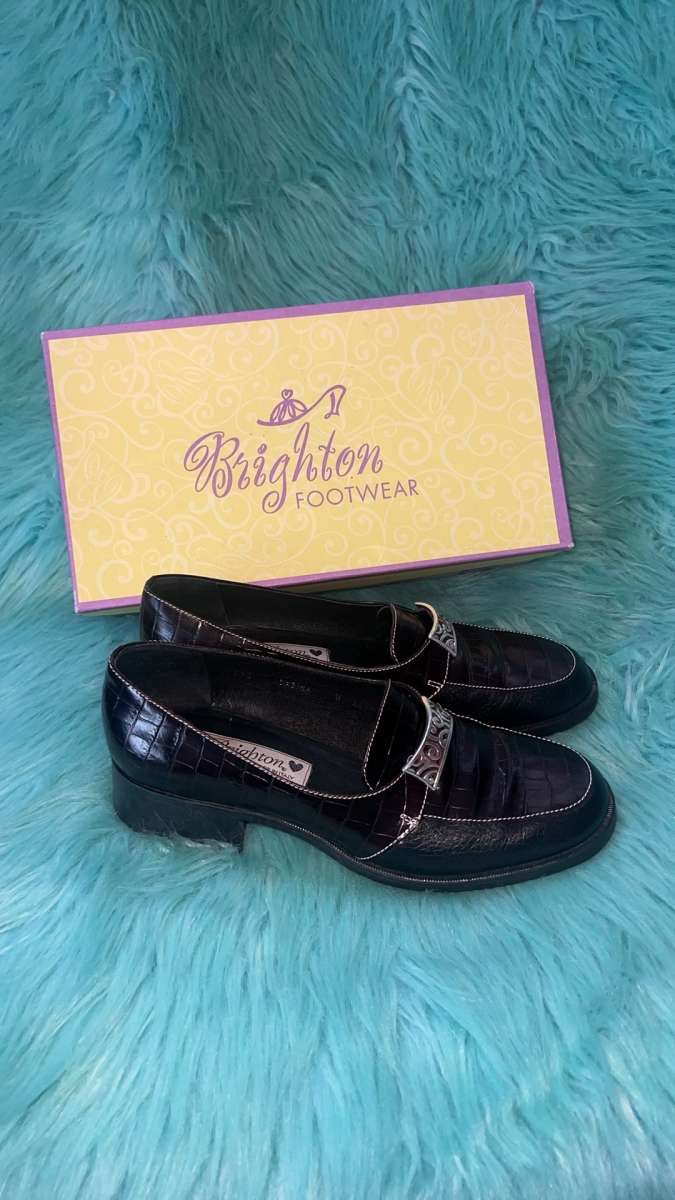 NIB Brighton Unice black crocodile flats with a silver chain