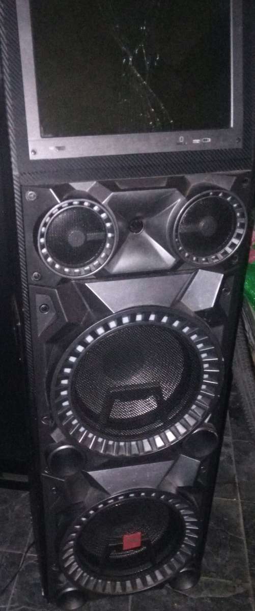 blue tooth speaker slit crack in the screen but still works