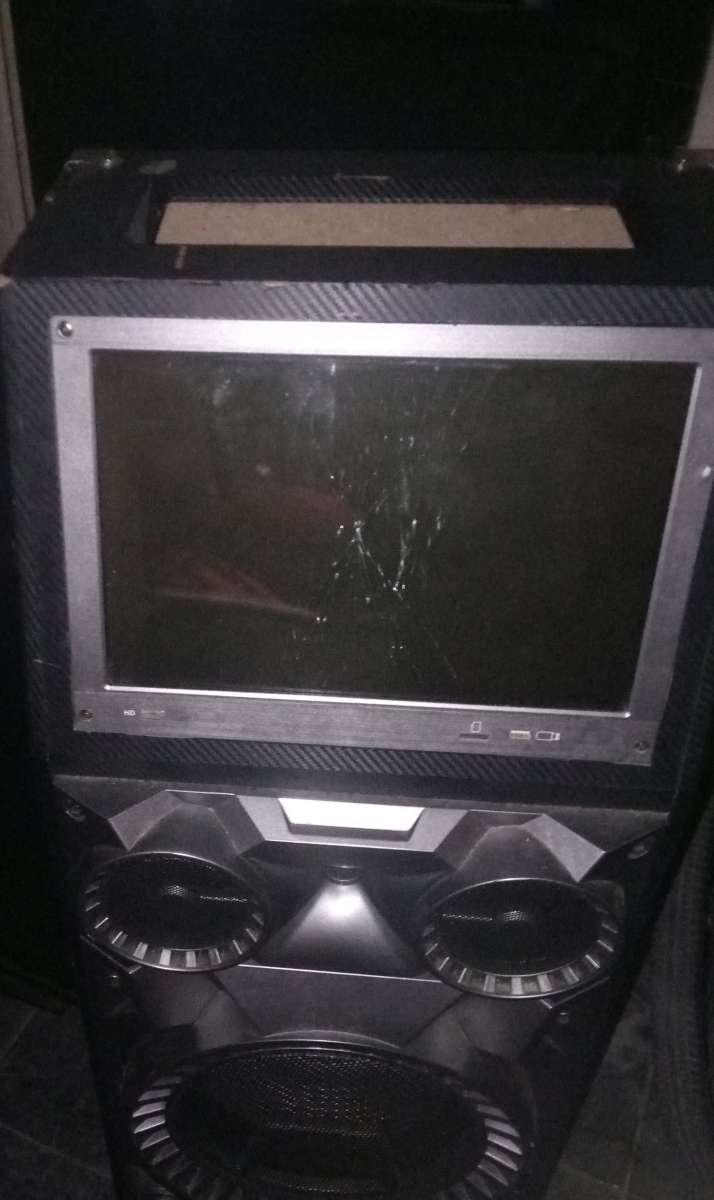 blue tooth speaker slit crack in the screen but still works