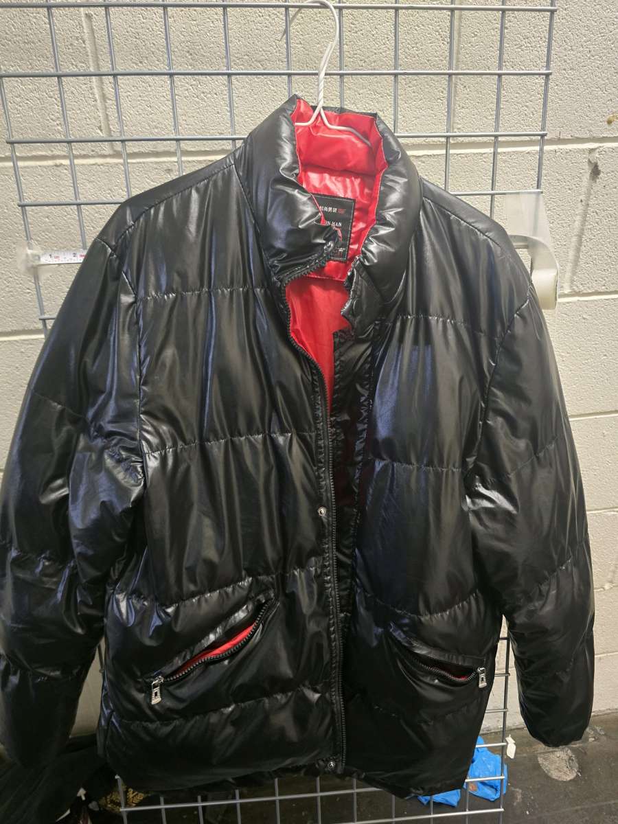 Fashion Men Black Puffer Jacket with Red Lining