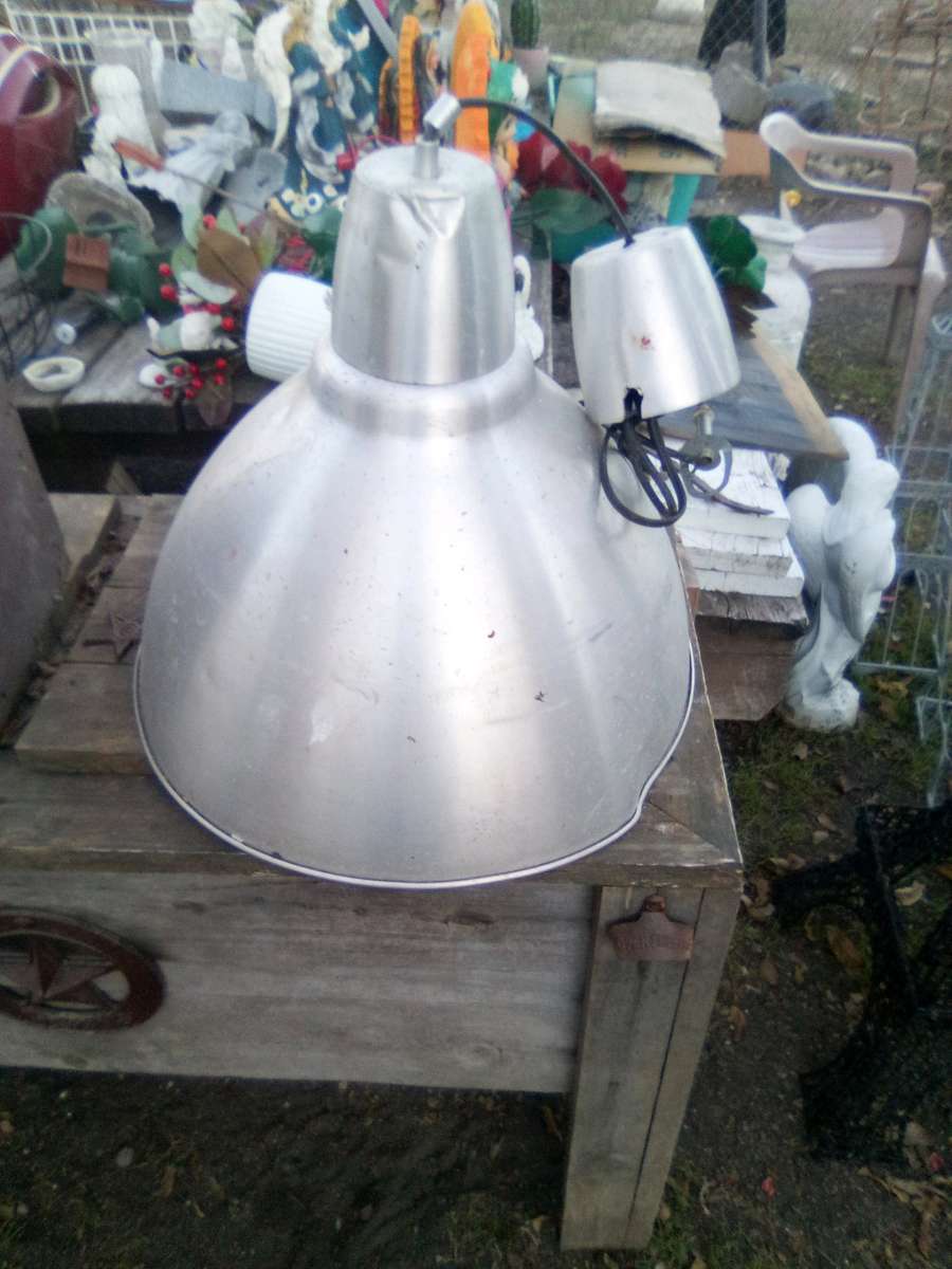 shoplifht or outside light