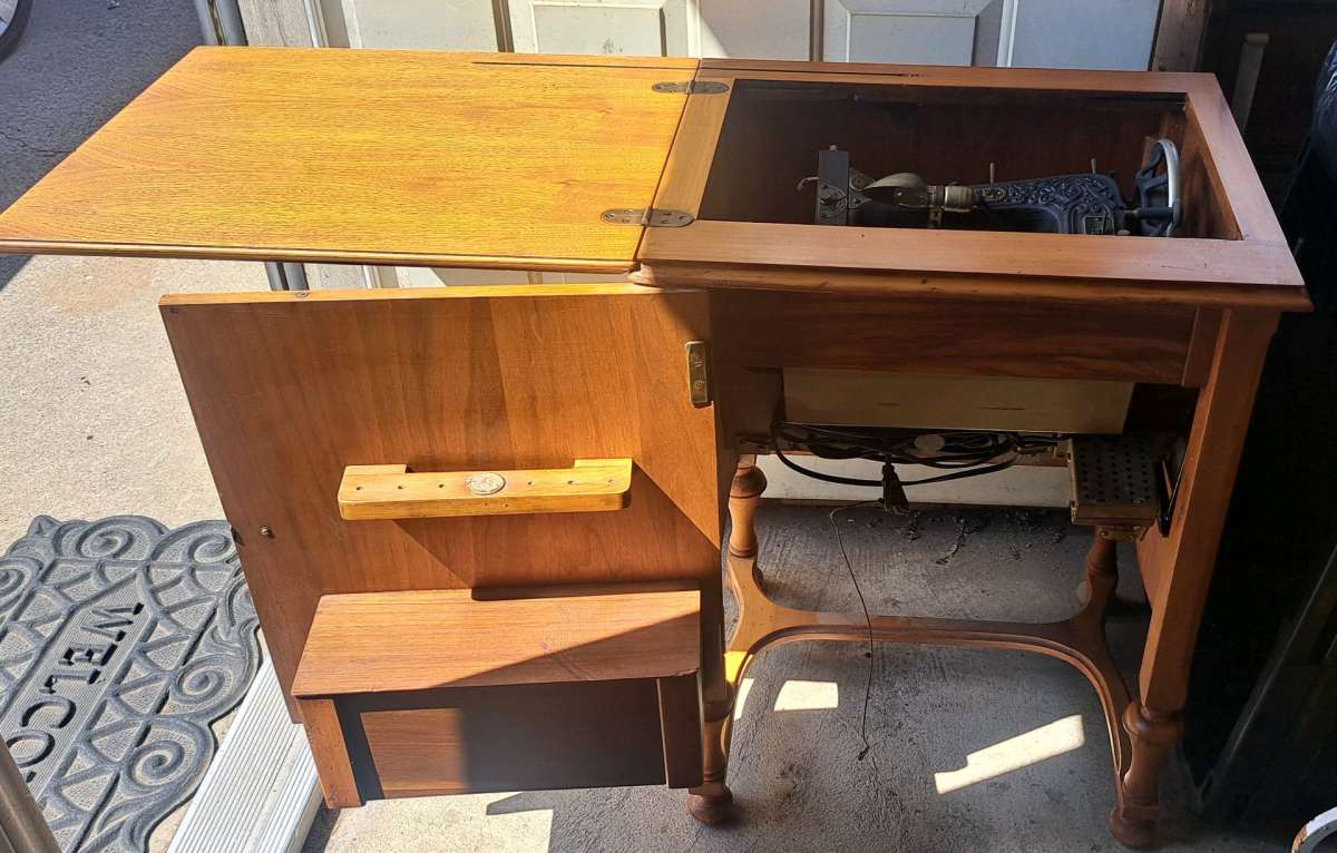 antique White Family Rotary sewing machine