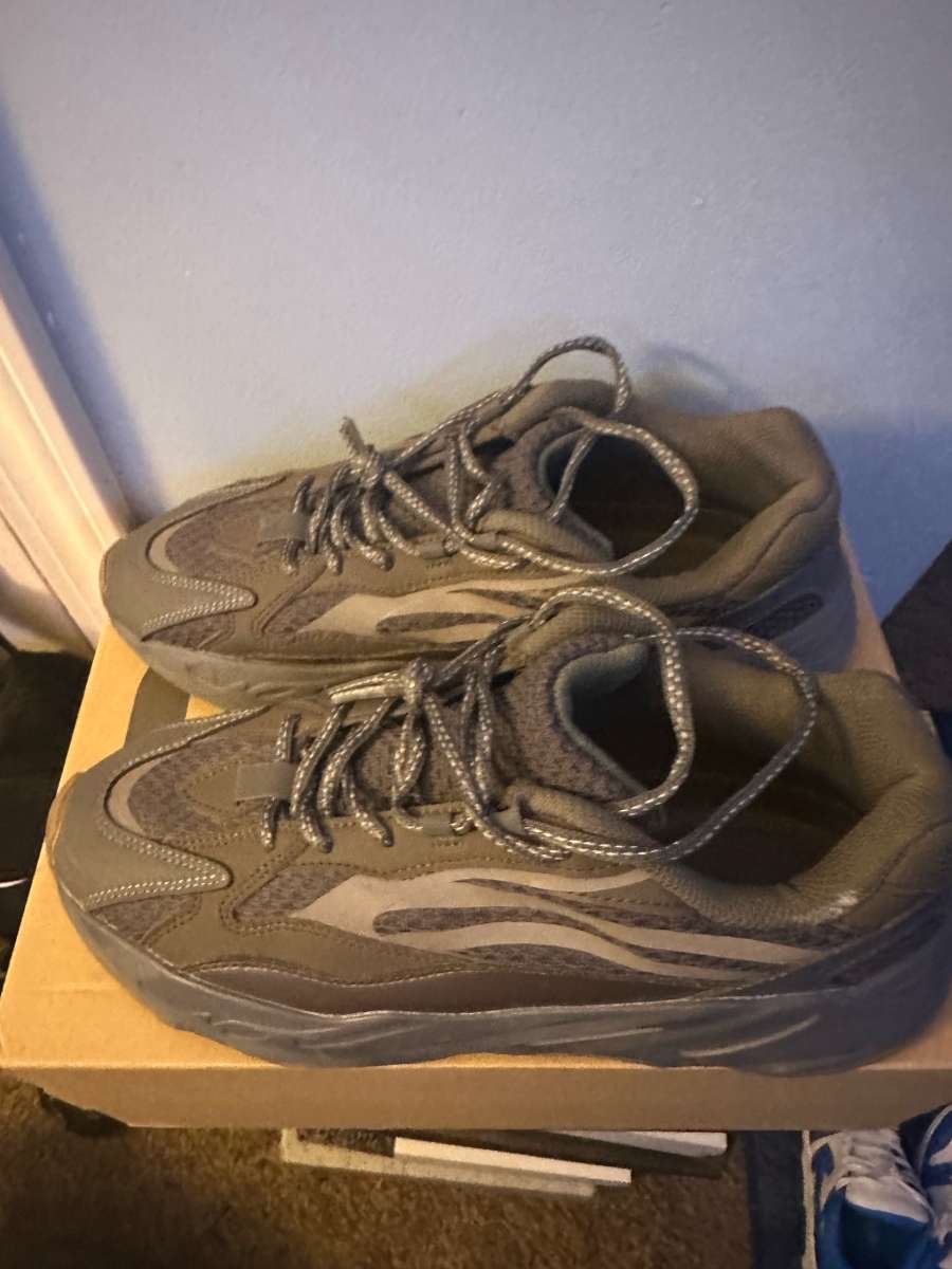 yeezy 700v2 size 10