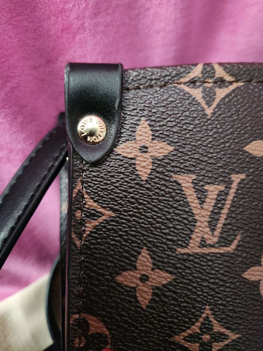 Louis Vuitton LTD love on the go Mm
