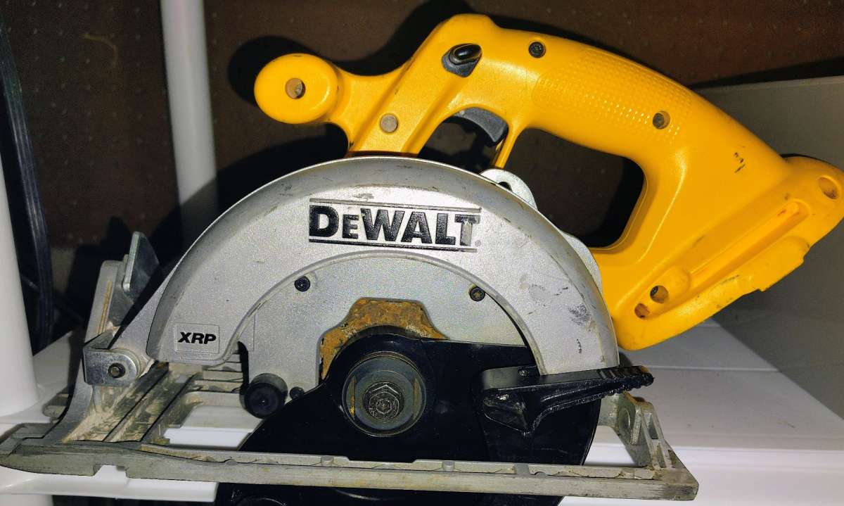 DeWalt 6 and a half inch circular saw needs battery