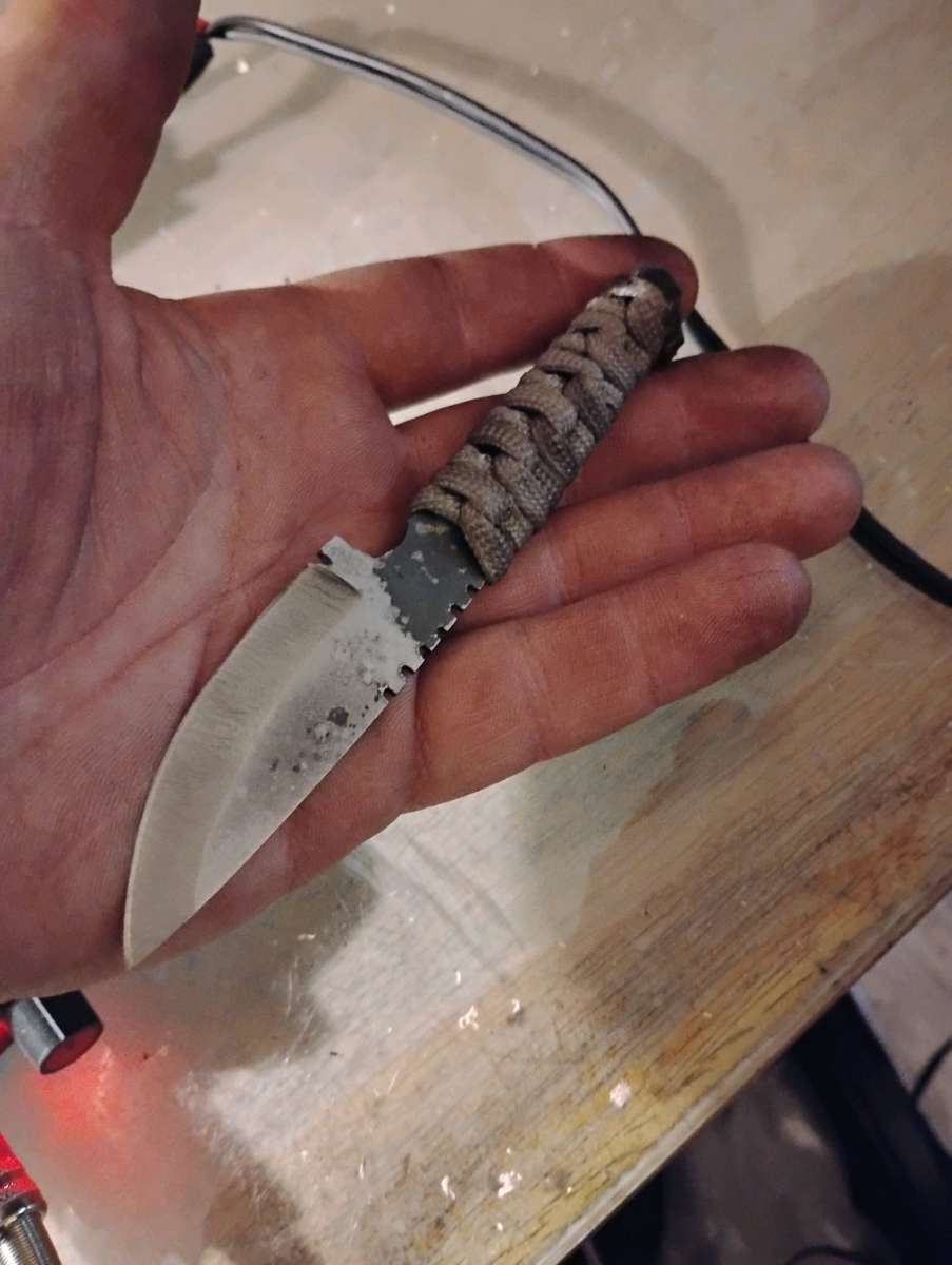 handcrafted fixed blade knife