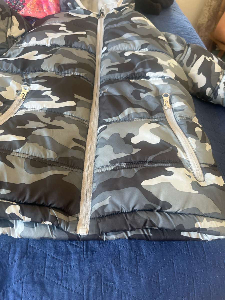 boys jacket size 6 to 7 full zip with two zipper pockets