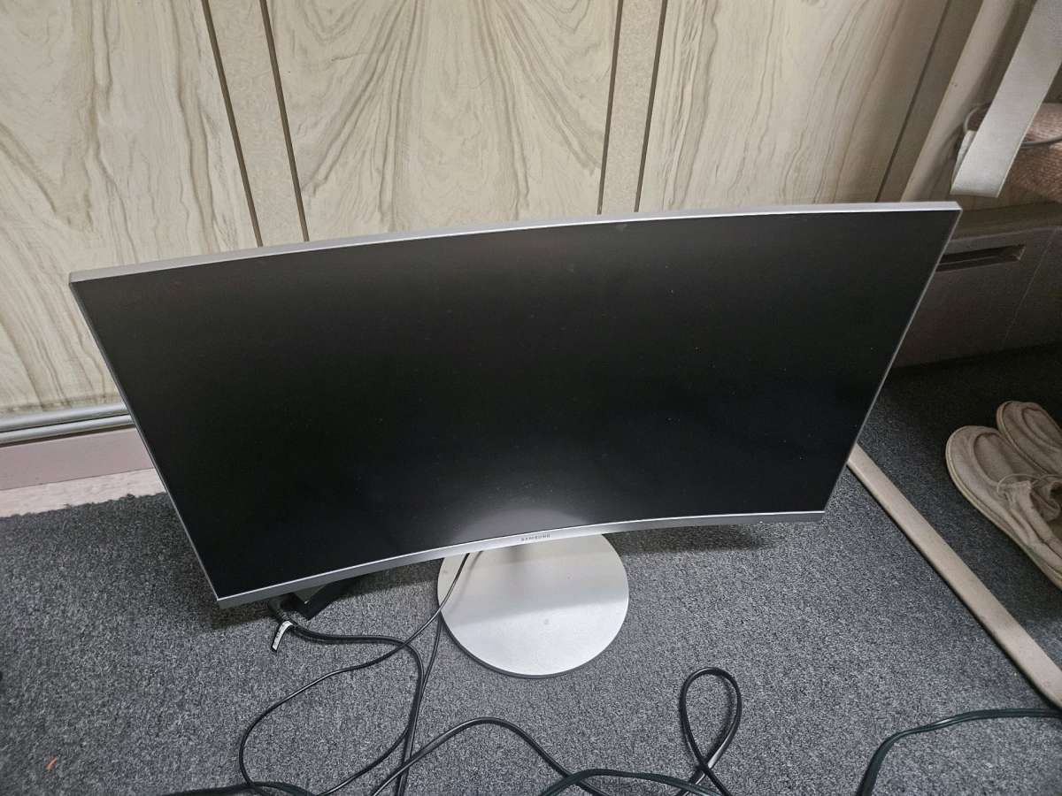 Curved monitor