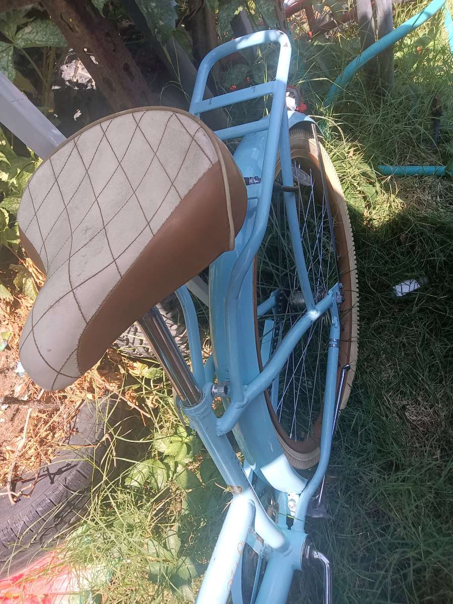 Huffy Nel Lusso Beach Cruiser 26 inch with basket and shelf