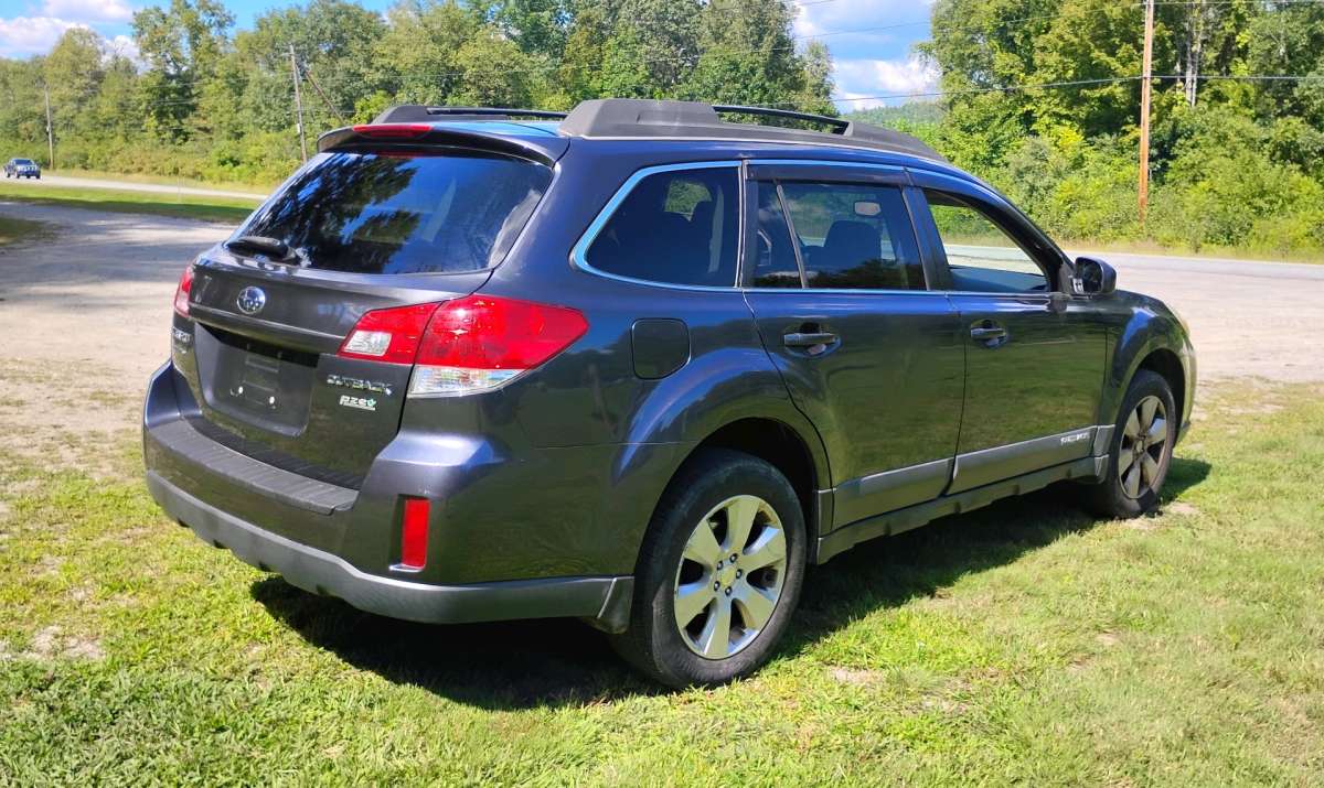 2011 Subaru Outback 201k clean title flawless