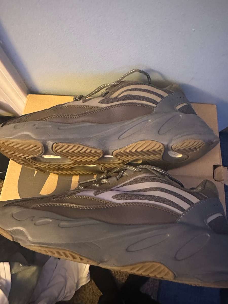 yeezy 700v2 size 10