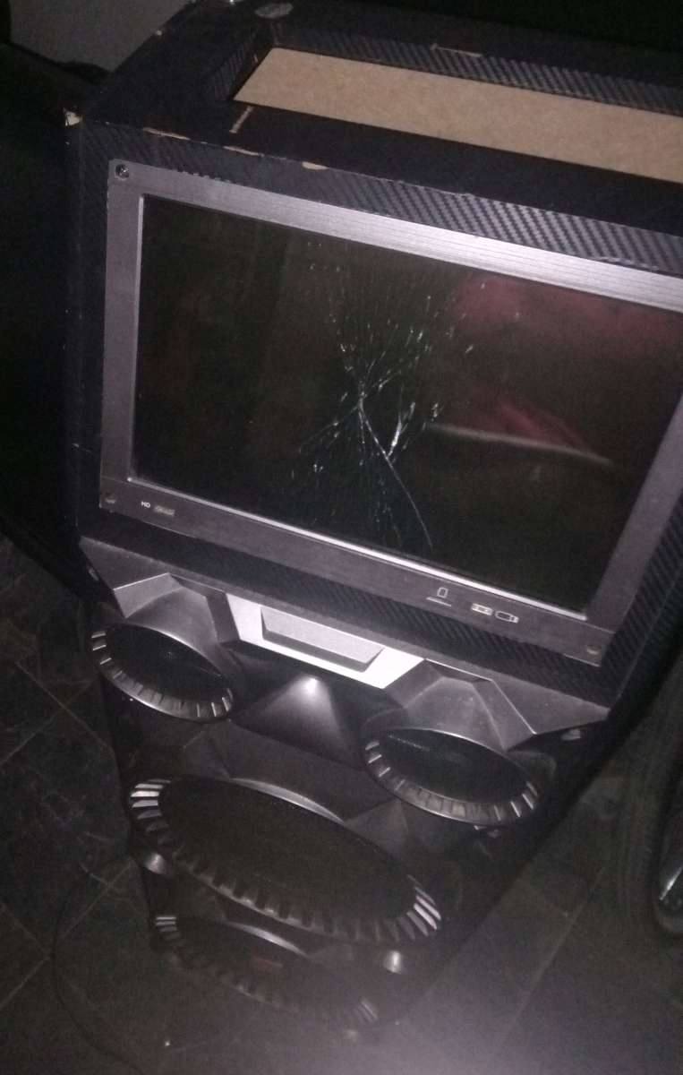 blue tooth speaker slit crack in the screen but still works