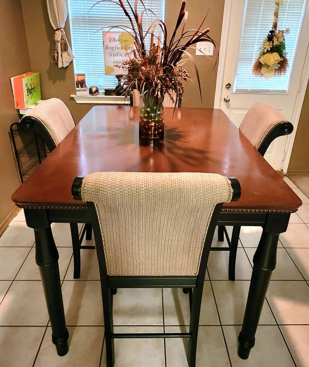 Elegant Oakwood Dinette Table