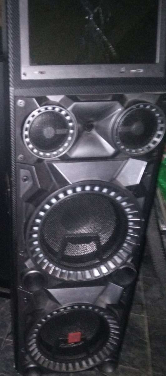 blue tooth speaker slit crack in the screen but still works