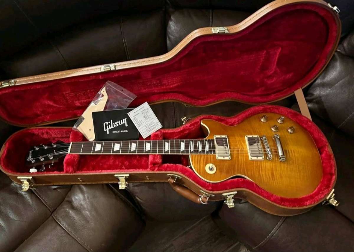Description Selling my 2023 Gibson Les Paul Standard Greeny