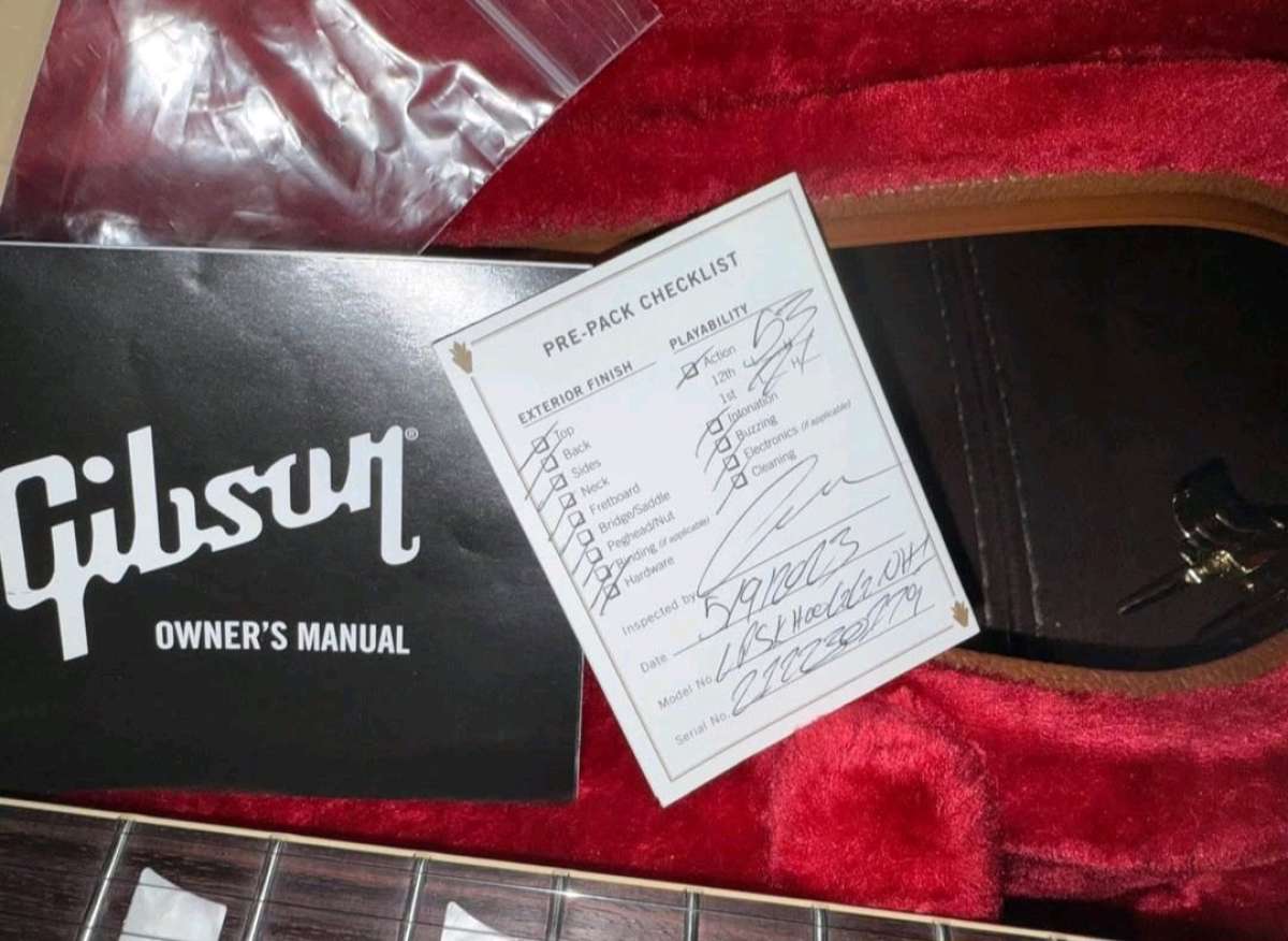 Description Selling my 2023 Gibson Les Paul Standard Greeny