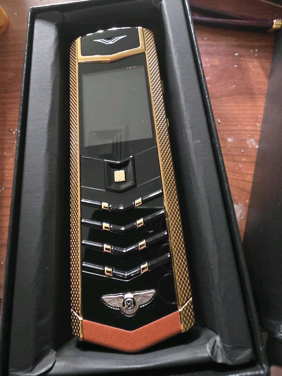 luxury phone brand in Vit Nam