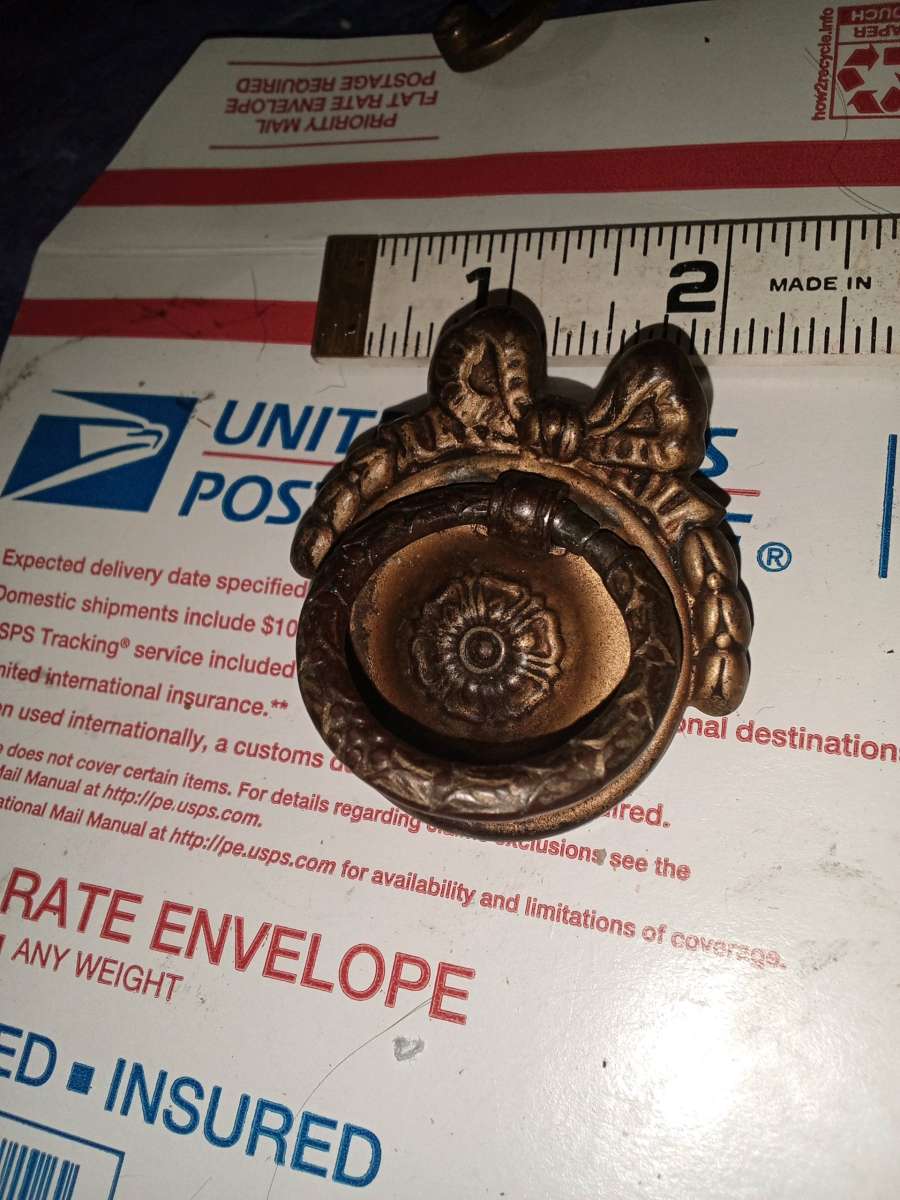 1 antique drawer pull