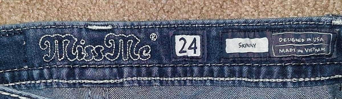 MISS ME SKINNY DENIM JEANS WITH EMBROIDED FEATHERS SIZE 24