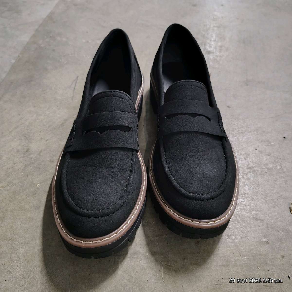Womens black close toe shoe
