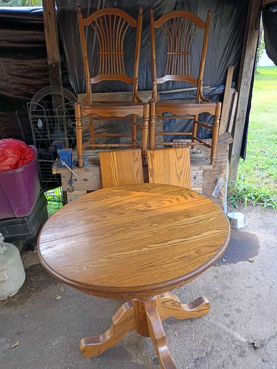 Amish Designs Oak dining table mint condition