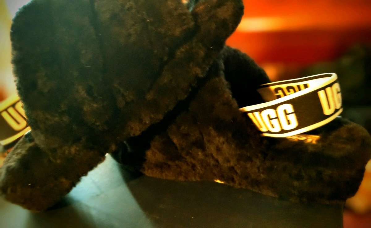 The UGG Womens Fluff Yeah Slide slippers size 7