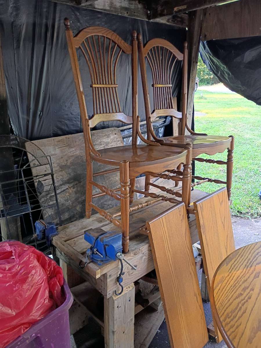 Amish Designs Oak dining table mint condition