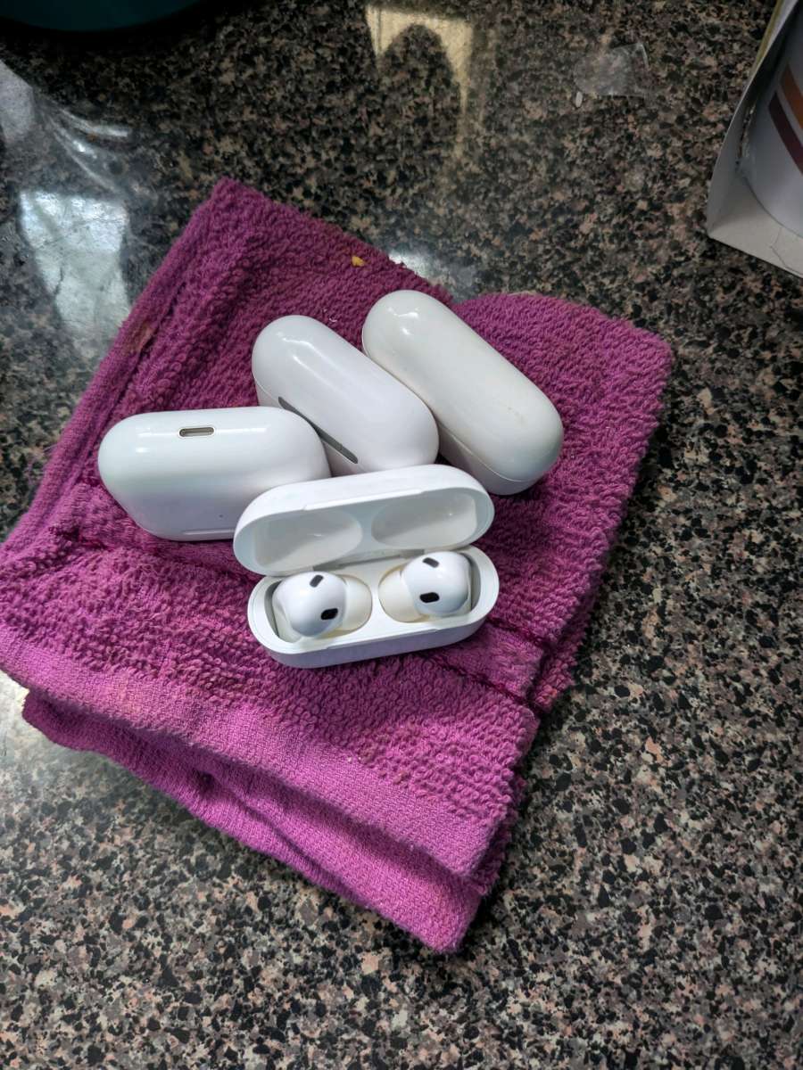 Apple Max headphones Apple earbuds