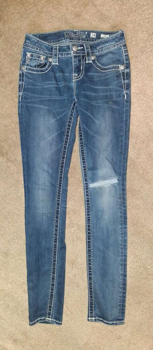 MISS ME SKINNY JEANS WITH EMBROIDED FEATHERS SIZE 24