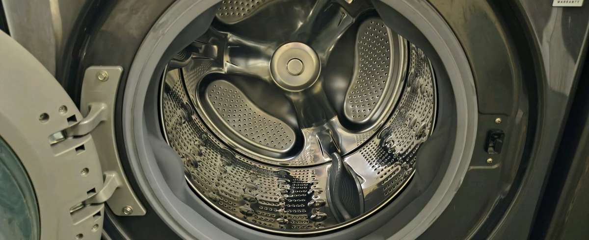 LG Elite Platinum Stainless FrontLoad Washer  New Scratch  D