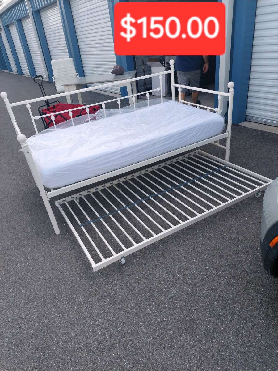 daybed with one mattress and pull out bed