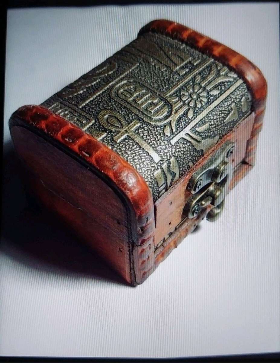 VINTAGE CHEST SET GOLD  SILVER PLATED
