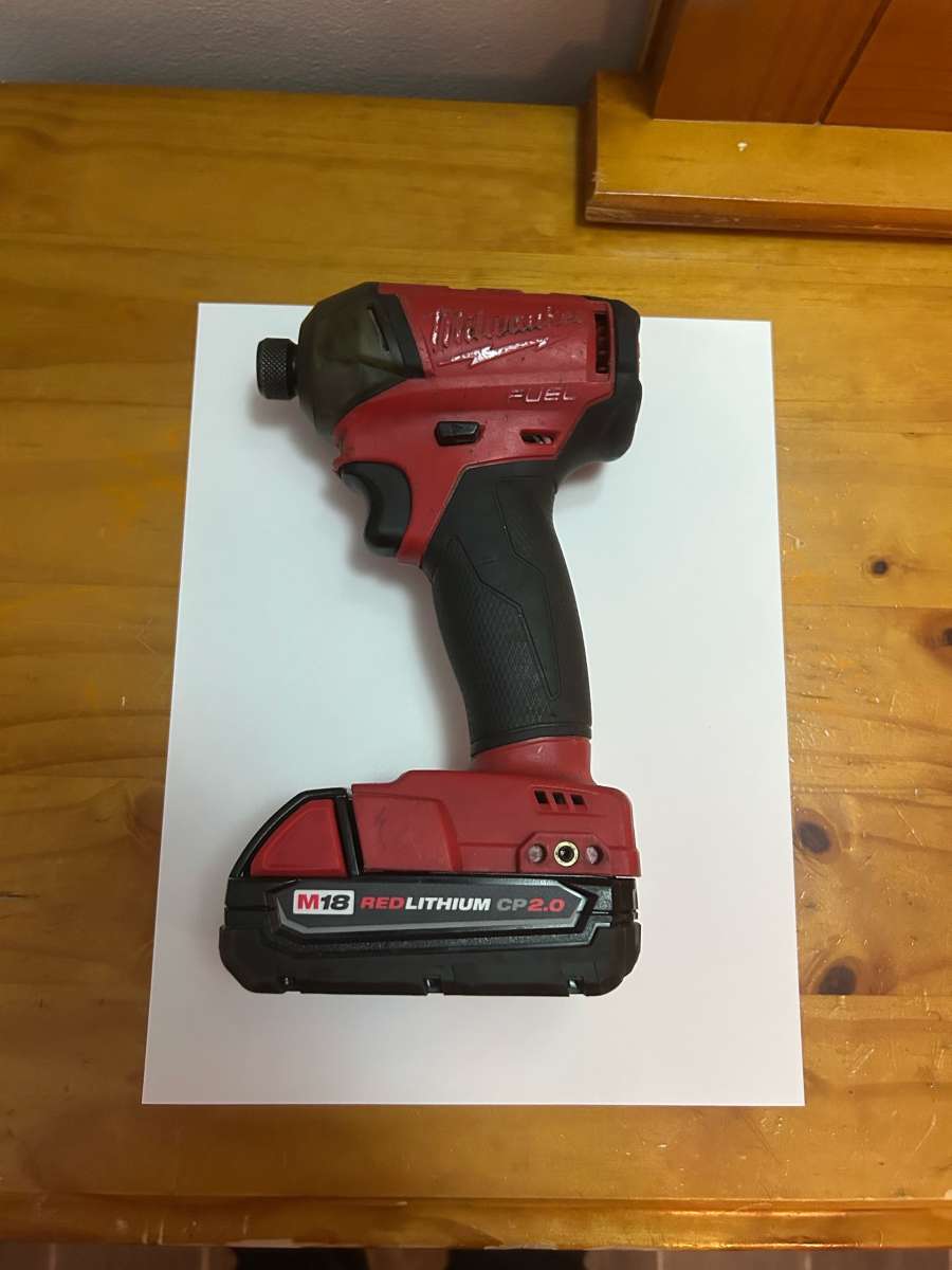 Milwaukee M18 14 hex impact driver with battery