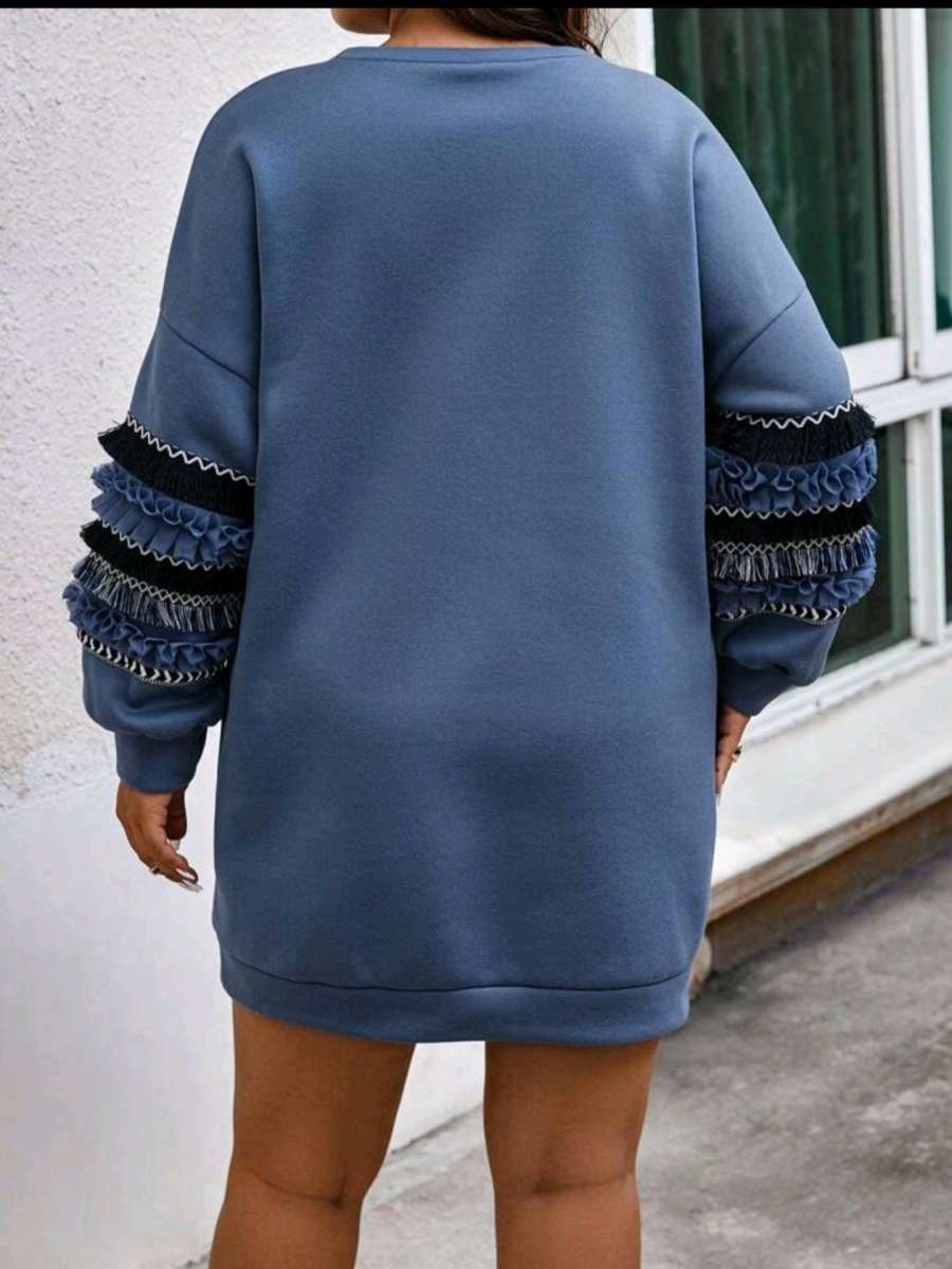 Vestido tipo sudadera con hombros cados y ribete de volantes