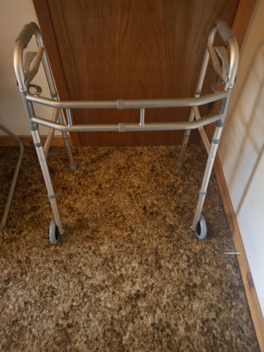 Adjustable walker with wheels