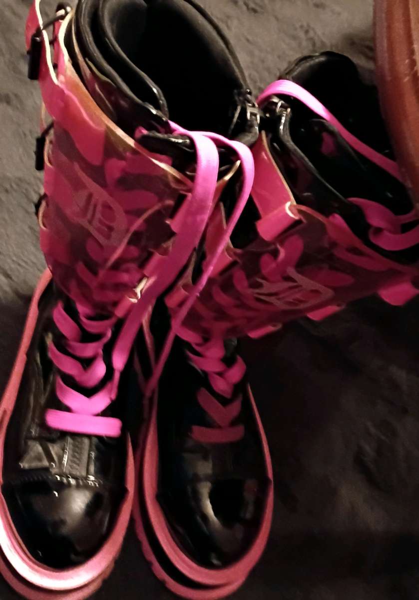 womens sz8 DEMONIA boots