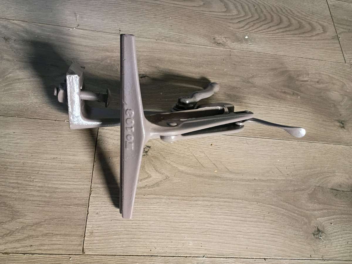 Saw blade sharpening vice