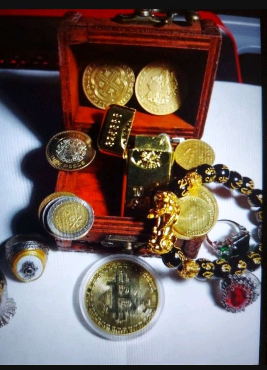 VINTAGE CHEST SET GOLD  SILVER PLATED