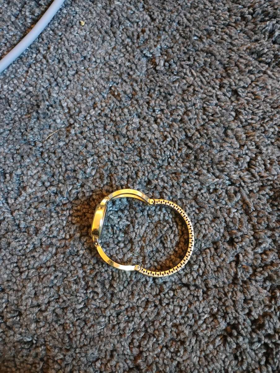 Vtg Gold tone ladies Quartz time piece Analog with Flex Band