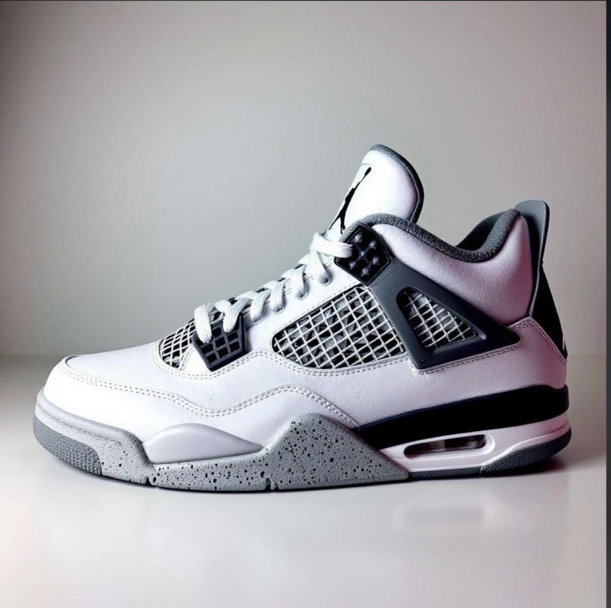 JORDAN 4 white cement