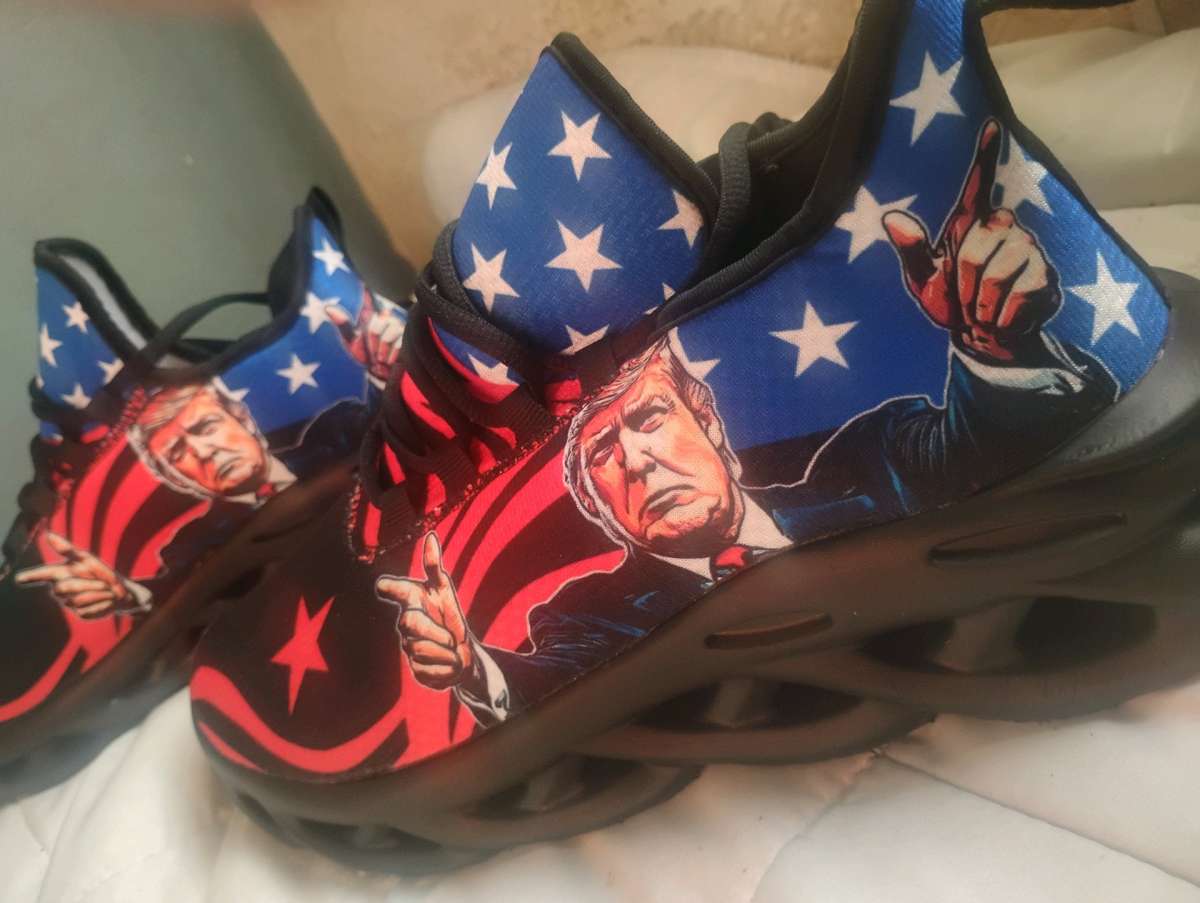 TRUMP SNEEKERS BLACK RED WHITE AND BLUE
