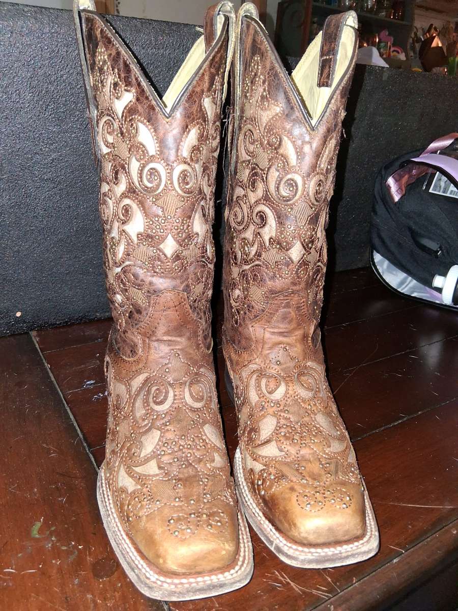 Corral Womens Embroidered Stud Inlay Western Boots