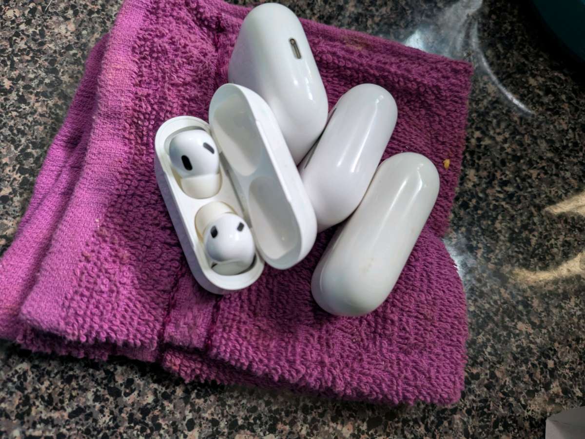 Apple Max headphones Apple earbuds