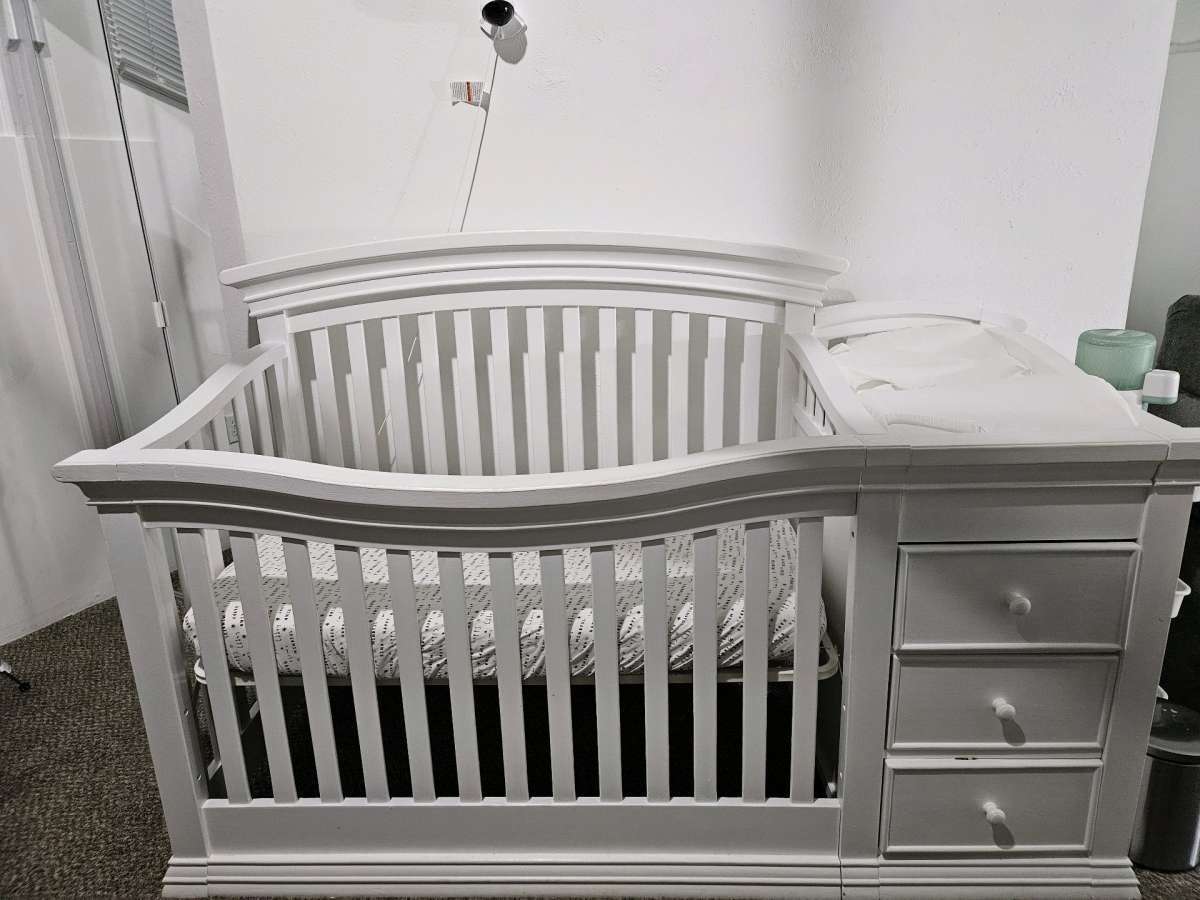 Baby crib with included mattress bumper