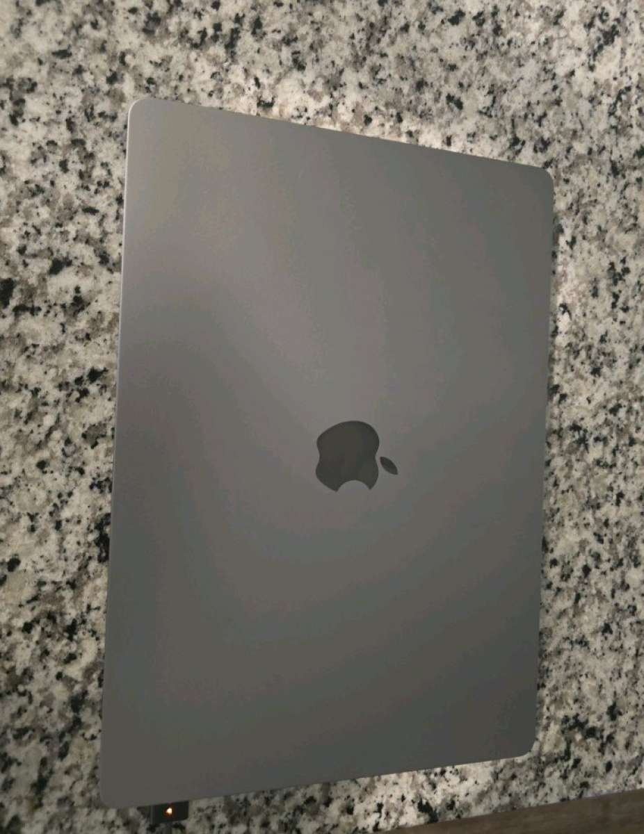 2024 MacBook air m3 15inchmagic mouse usbc and satechi desk