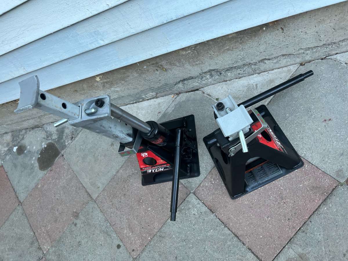 two 3 ton unijacks