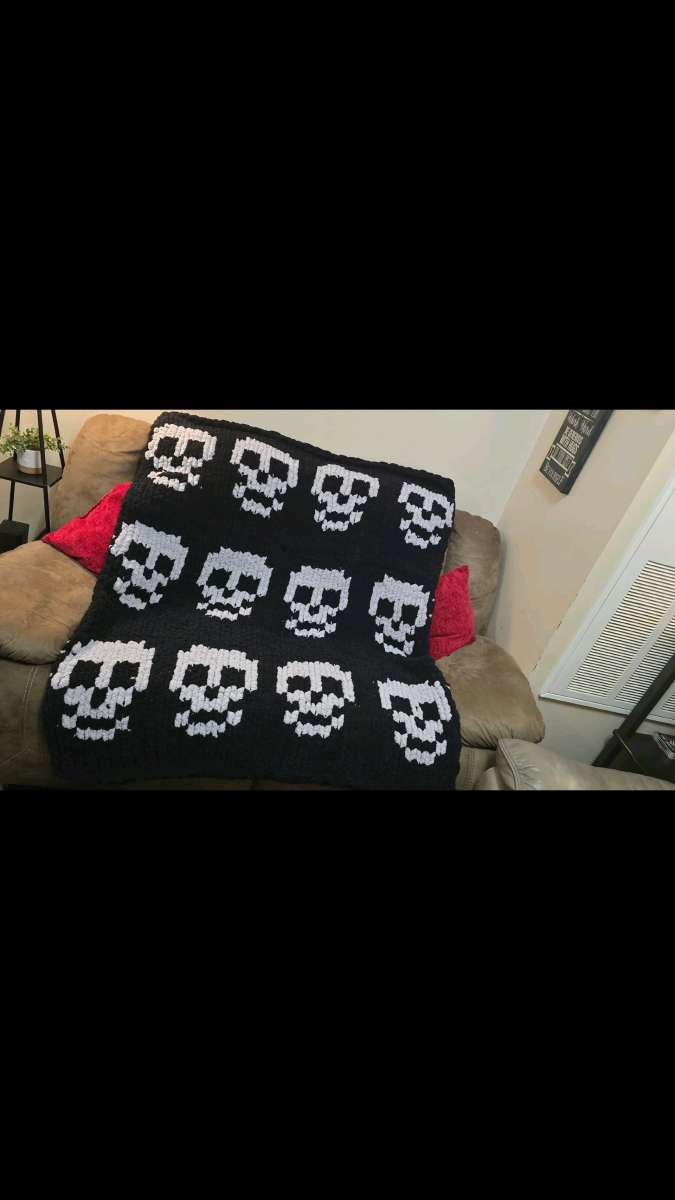 Viral chunky knit blanket Skull Design