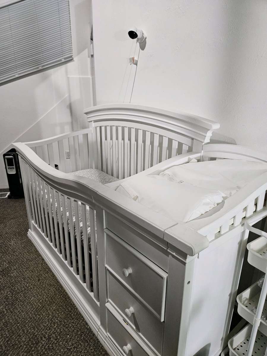Baby crib with included mattress bumper